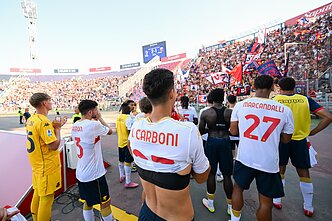 „Genoa“ futbolininkai su sirgaliais „Genoa“ futbolininkai su sirgaliais