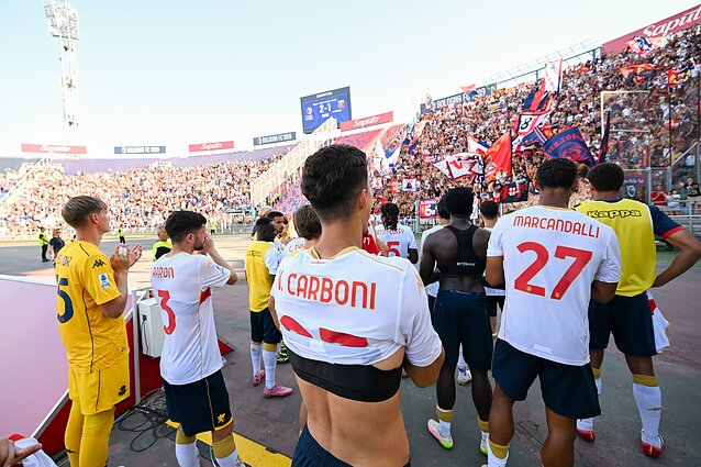 „Genoa“ futbolininkai su sirgaliais „Genoa“ futbolininkai su sirgaliais