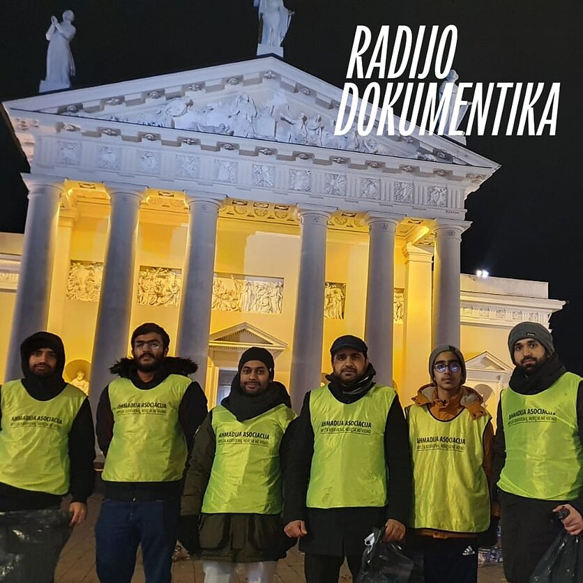 „Ahmadijos“ archyvo nuotrauka, Asociacijos „Ahmadija“ ir savanorių tvarkymo akcija per Naujų metų sutikimą Katedros aikštę 