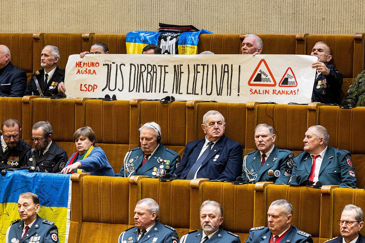 Laisvės gynėjų susitikime kalbant Seimo vadovui – plakatas „Šalin rankas“