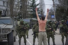 Протест украинца в Крыму против инвазии России (ассоциаативное фото) Протест украинца в Крыму против инвазии России (ассоциаативное фото)