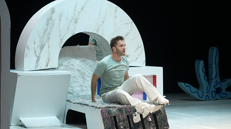 Spektaklis „Karalius Motiejukas Pirmasis“ ir „Smuikininko ant stogo“ skulptūra Vilniuje