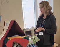 Gyvybės langelyje palikta naujagimė buvo įsupta į gimdyvėms dovanojamą trispalvį pledą