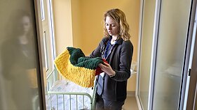 Gyvybės langelyje palikta naujagimė buvo įsupta į gimdyvėms dovanojamą trispalvį pledą