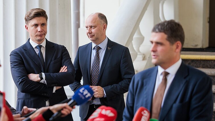 Klausimus dėl koalicijos likimo oro virpinimu vadinantis Jakučionis: tąsosi pirmyn–atgal