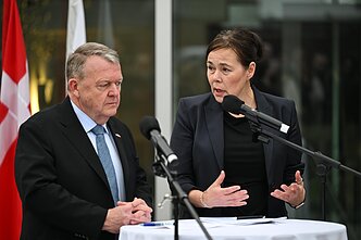 Danijos užsienio reikalų ministras Larsas Lokke Rasmussenas ir Grenlandijos užsienio reikalų ministrė Vivian Motzfeldt Danijos užsienio reikalų ministras Larsas Lokke Rasmussenas ir Grenlandijos užsienio reikalų ministrė Vivian Motzfeldt