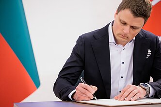 KAM pasirašė 950 mln. eurų sutartis dėl Rūdninkų karinio miestelio antrojo etapo statybos