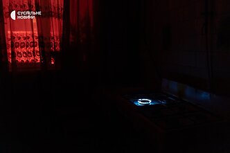 Gas stove in the shared kitchen of residents of a building in Solomyanskyi district.