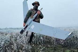 Rusų karys; dronas. Rusijos karas prieš Ukrainą. Asociatyvi Rusų karys; dronas. Rusijos karas prieš Ukrainą. Asociatyvi