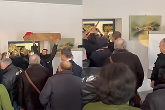 Susitikimo su gyventojais metu Vilkaviškyje Žemaitaitis apstumdė jaunuolį Susitikimo su gyventojais metu Vilkaviškyje Žemaitaitis apstumdė jaunuolį
