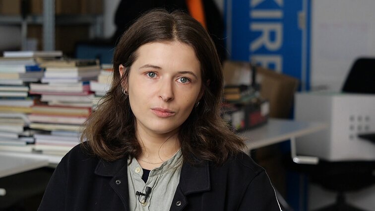 Nebinarinę lietuvių kalbą vystanti menininkė Agnė Jokšė: bandau sukurti trūkstamus žodžius