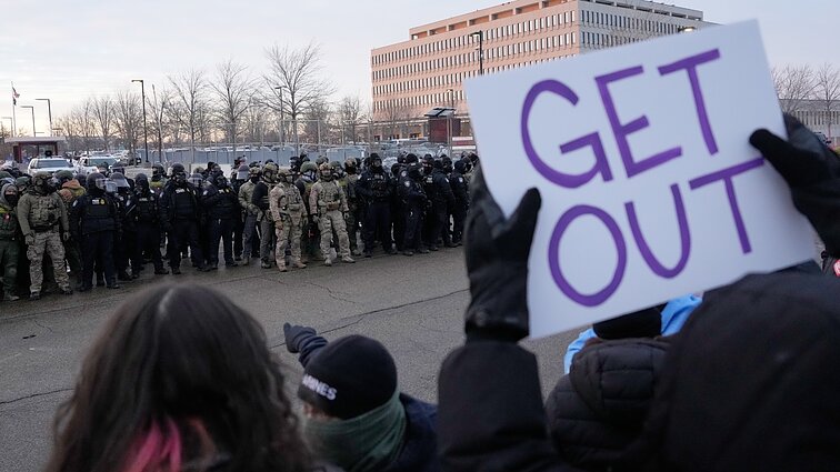 Vis daugiau amerikiečių mano, kad Trumpo imigracijos kontrolės operacija – per griežta