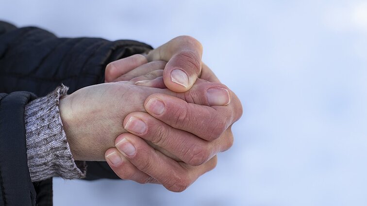 Šaltis pareikalavo aukų: pranešama apie nušalusias galūnes, tiriami ir mirčių atvejai