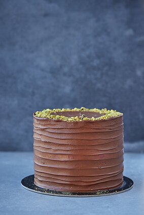 Šokoladinis medaus tortas su karamele ir riešutais Šokoladinis medaus tortas su karamele ir riešutais