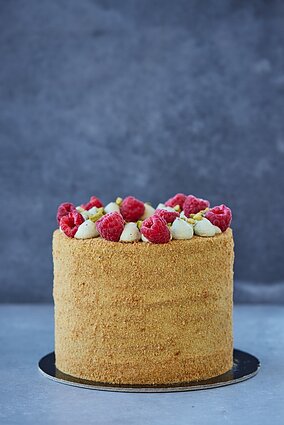 Medaus tortas su avietėmis ir rožėmis Medaus tortas su avietėmis ir rožėmis