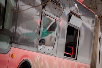 Incidentas Vilniuje: autobusas nuvažiavo nuo kelio ir rėžėsi į medį Incidentas Vilniuje: autobusas nuvažiavo nuo kelio ir rėžėsi į medį
