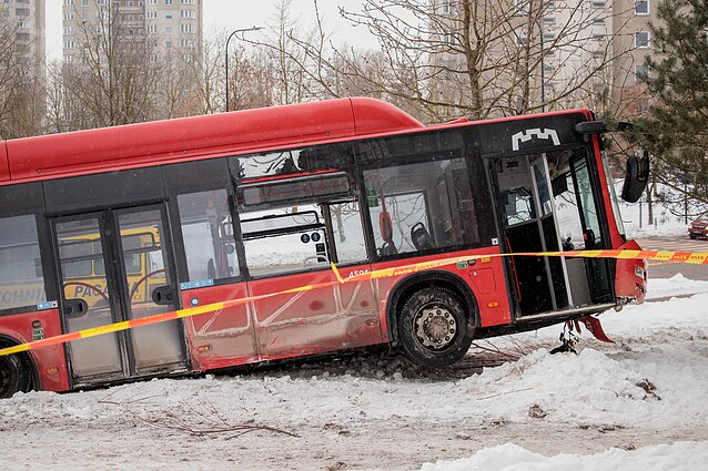 Incidentas Vilniuje: autobusas nuvažiavo nuo kelio ir rėžėsi į medį Incidentas Vilniuje: autobusas nuvažiavo nuo kelio ir rėžėsi į medį