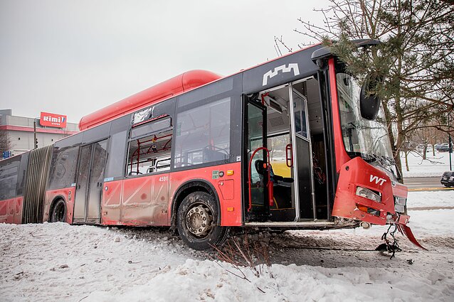 Incidentas Vilniuje: autobusas nuvažiavo nuo kelio ir rėžėsi į medį Incidentas Vilniuje: autobusas nuvažiavo nuo kelio ir rėžėsi į medį