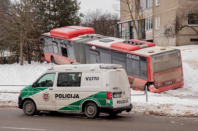 Incidentas Vilniuje: autobusas nuvažiavo nuo kelio ir rėžėsi į medį Incidentas Vilniuje: autobusas nuvažiavo nuo kelio ir rėžėsi į medį