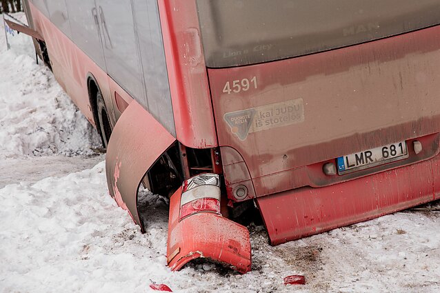 Incidentas Vilniuje: autobusas nuvažiavo nuo kelio ir rėžėsi į medį Incidentas Vilniuje: autobusas nuvažiavo nuo kelio ir rėžėsi į medį