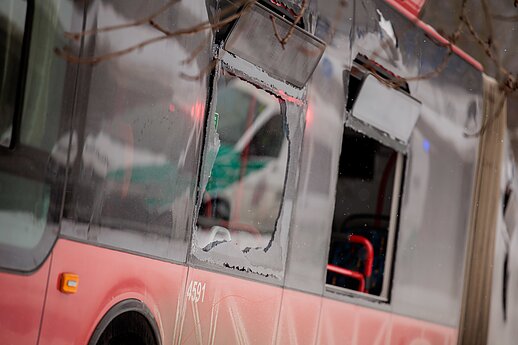 Incidentas Vilniuje: autobusas nuvažiavo nuo kelio ir rėžėsi į medį