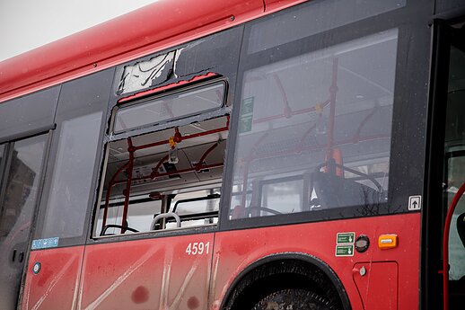 Incidentas Vilniuje: autobusas nuvažiavo nuo kelio ir rėžėsi į medį