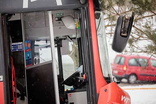 Incidentas Vilniuje: autobusas nuvažiavo nuo kelio ir rėžėsi į medį