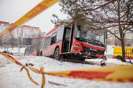 Incidentas Vilniuje: autobusas nuvažiavo nuo kelio ir rėžėsi į medį