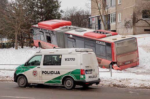 Incidentas Vilniuje: autobusas nuvažiavo nuo kelio ir rėžėsi į medį