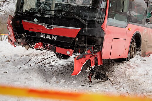 Incidentas Vilniuje: autobusas nuvažiavo nuo kelio ir rėžėsi į medį