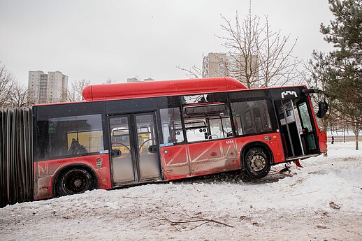 Incidentas Vilniuje: autobusas nuvažiavo nuo kelio ir rėžėsi į medį