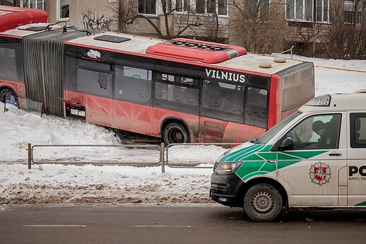 Incidentas Vilniuje: autobusas nuvažiavo nuo kelio ir rėžėsi į medį