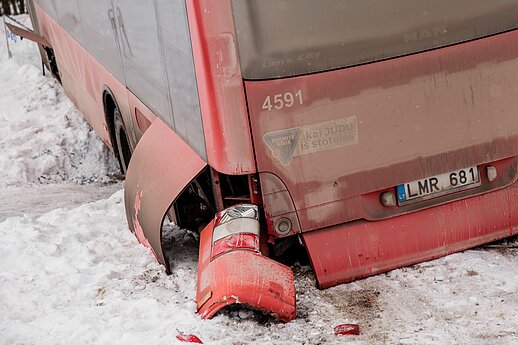 Incidentas Vilniuje: autobusas nuvažiavo nuo kelio ir rėžėsi į medį