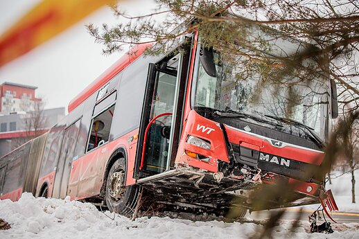 Incidentas Vilniuje: autobusas nuvažiavo nuo kelio ir rėžėsi į medį