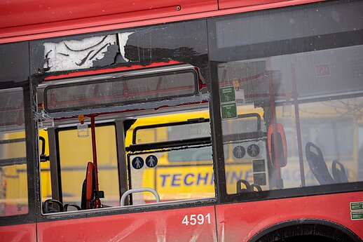 Incidentas Vilniuje: autobusas nuvažiavo nuo kelio ir rėžėsi į medį