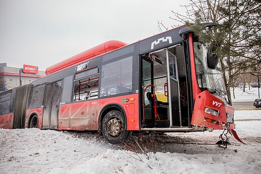 Incidentas Vilniuje: autobusas nuvažiavo nuo kelio ir rėžėsi į medį
