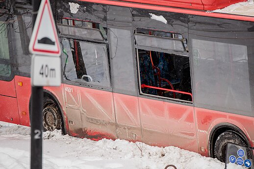 Incidentas Vilniuje: autobusas nuvažiavo nuo kelio ir rėžėsi į medį