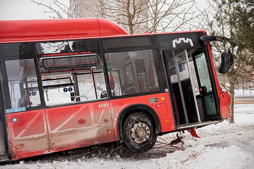 Incidentas Vilniuje: autobusas nuvažiavo nuo kelio ir rėžėsi į medį