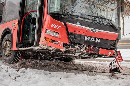 Incidentas Vilniuje: autobusas nuvažiavo nuo kelio ir rėžėsi į medį
