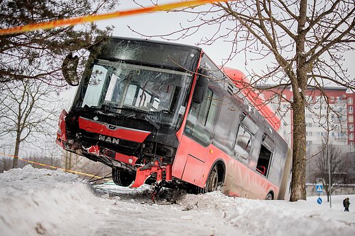 Incidentas Vilniuje: autobusas nuvažiavo nuo kelio ir rėžėsi į medį