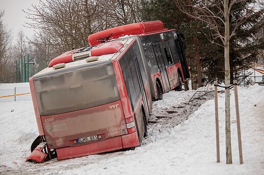 Incidentas Vilniuje: autobusas nuvažiavo nuo kelio ir rėžėsi į medį