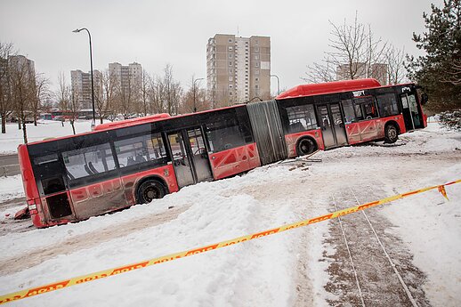 Incidentas Vilniuje: autobusas nuvažiavo nuo kelio ir rėžėsi į medį