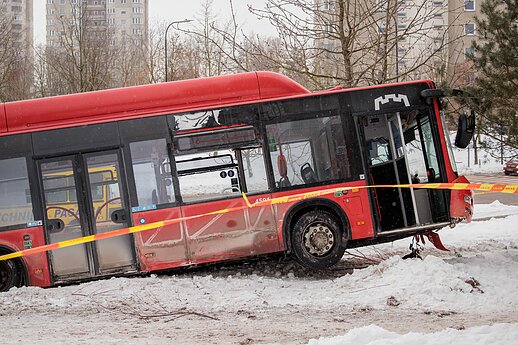 Incidentas Vilniuje: autobusas nuvažiavo nuo kelio ir rėžėsi į medį