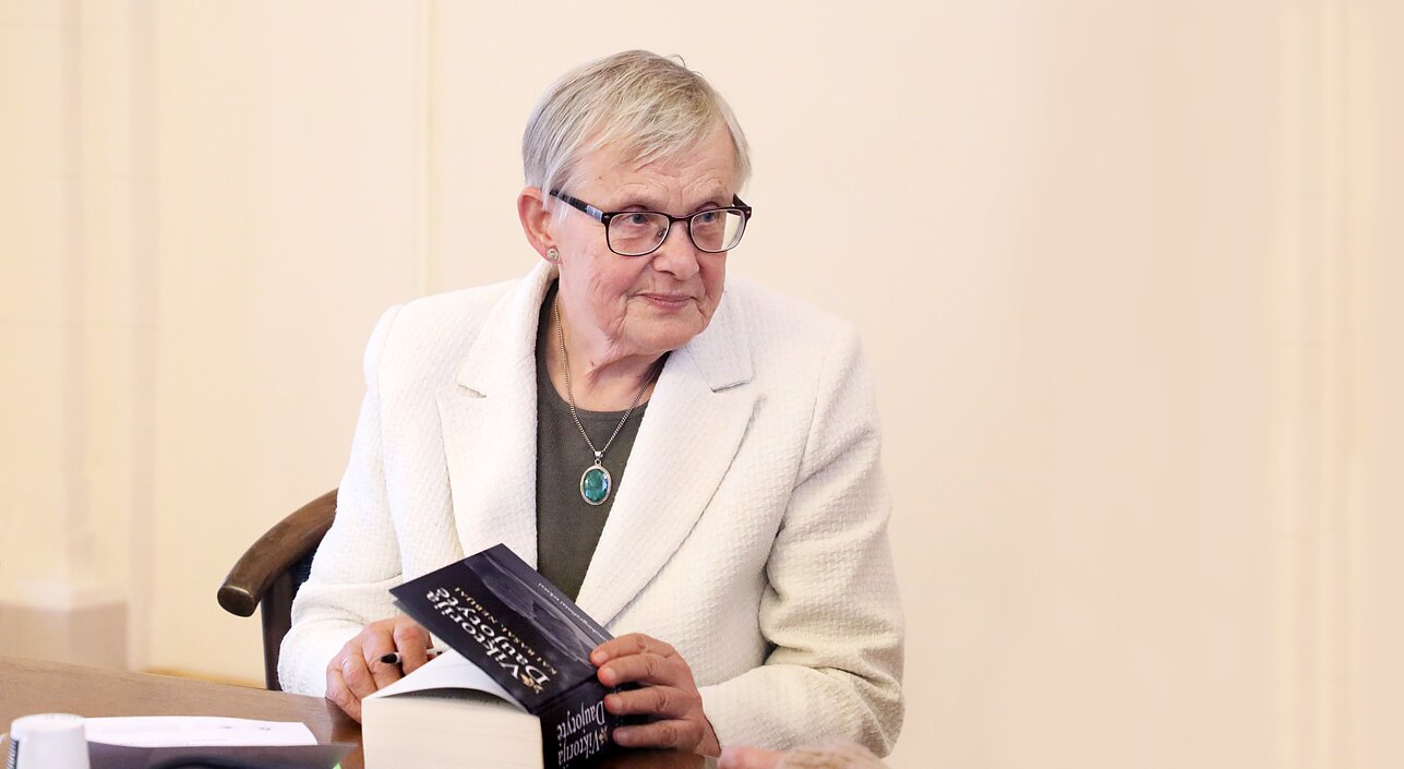 Viktorija Dujotytė su knyga „Kai rašai, nebijai“