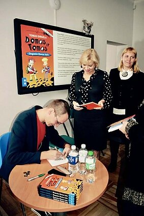 Tomas Dirgėla pasirašinėja knygas Tomas Dirgėla pasirašinėja knygas