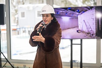 Ant regioninės filmotekos „Naglis“ pastato iškeltas vainikas