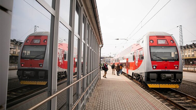 Brangstant kelionėms autobusais ir traukiniais, vežėjai tikina: kito pasirinkimo nebuvo