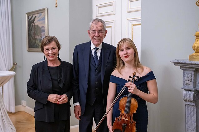 Ugnė Katinskaitė su Austrijos prezidentu Alexanderiu Van der Bellenu ir jo žmona Doris Schmidauer Ugnė Katinskaitė su Austrijos prezidentu Alexanderiu Van der Bellenu ir jo žmona Doris Schmidauer