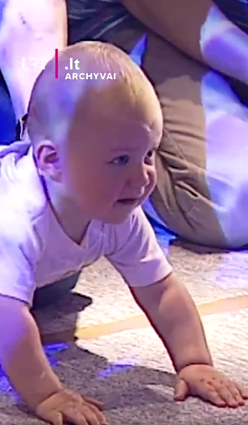 „Kūdikių ropojimo“ čempionatas. Tokia pramoga rengta 2001 m. Vilniuje