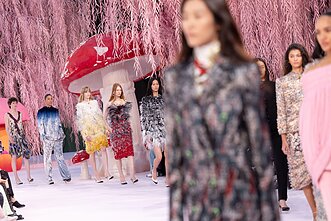 „Chanel“ aukštosios mados 2026 metų pavasario ir vasaros kolekcijos pristatymo akimirka „Chanel“ aukštosios mados 2026 metų pavasario ir vasaros kolekcijos pristatymo akimirka